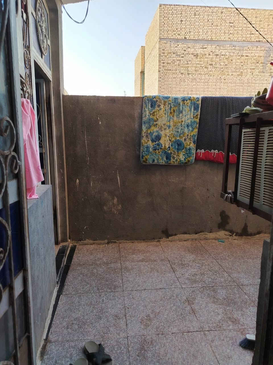 سلام عليكم ورحمة الله وبركاته بيت للبيع عنوان حي الفدا شارع أبو لبنان الفرع  مال المضاخه  طابو مساحته 110 خلفية 
بنيان حديث كونكريت مسلح بيتونه وستاره وشتايكر وغرفه وصاله وصحيات يعني بنيان جديد السعر70 وبي مجال رقمي وتساب نتصال موجود ***********
