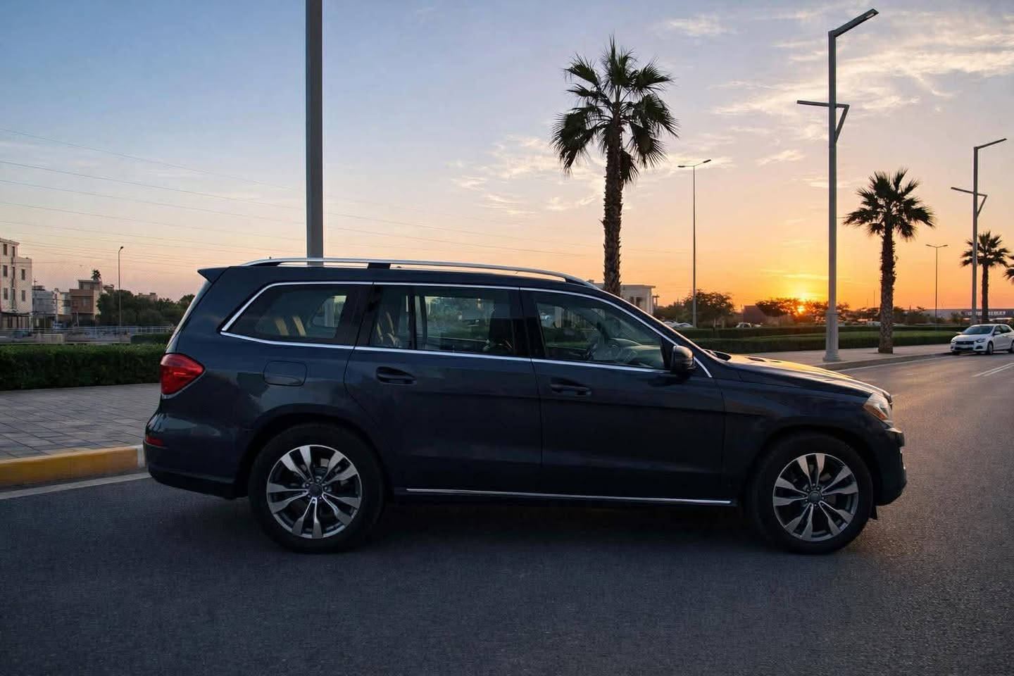 مرسيدس بنز…الأفضل ولا شيء سواه ✨❤️
نقدم لكم ايقونة الفخامة ذات الدفع الرباعي والحجم العائلي 
Mercedes-Benz GL 450 BlueTEC 4MATIC
انتاج 2013
محرك 4500cc تون توربو بانزين بقوة ٦٧٠🐎 
عداد 172.000 ميل ✅
خالٍ من الحوادث والضربات  فقط صبغ جمالي✅
7 مقاعد 💺 
نظام تعليق هوائي ✅
فتحة سقف ✅
تاير قياس 22" ✅
زجاج اخضر ليزر شركة ✅
مصابيح “Multibeam” أمامية ✅
مصابيح LED خلفية ✅
كاميرا خلفية ✅
رادارات مانع الاصطدام والمساعدة على القيادة ✅
سويج بصمة تشغيل ✅
مقاعد جلدية نوع “Nappa” الفاخرة باللون الاسود المميز ✅
تحكم مقاعد امامية مع ذاكرة ثلاث وضعيات ✅
تدفئة للمقاعد الامامية ✅
اضاءة داخلية متعددة الألوان ✅
نظام صوت “Harman&Kardon” ✅
مدخل 220v ✅
خرائط GPS ✅
والمزيد من الاضافات المتعددة…

ولمعرفة السعر يرجى كتابة تم بالتعليقات..

للتواصل والاستفسار التواصل عن طريق رسائل الصفحة او الواتساب
*********** بغداد, العراق
