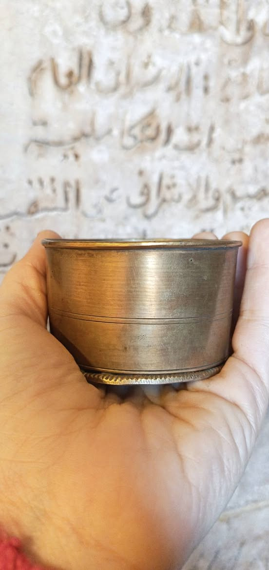 بسم الله ماشاء الله، ولا حول ولا قوه الا بالله، إنما الخير والعوض من عند الله.
............................

صباح الخير، صبح الصباح فتح يا عليم، والمزاج رايق وسليم، عيدكم مبارك، يارب كل أيامكم عيد وأفراح.

............................

للبيع بإذن الله:

- كوب لشرب الماء نحاس إنجليزي من العشرينات، قديم جدا أنتيك،

حجم كبير جدا وتقيل، شكل متفرد، سهل التطبيق والحمل بالشنطه.

................................

الحمد لله حمدا كثيرا طيبا، نحمده ونشكره على نعمه وفضله علينا.

إستمتعوا معايا، التفاصيل بالفيديو،،،،


**إذا كنت صاحب هذا الإعلان وتريد حذفه لأي سبب، رجاءا أرسل رسالة إلى الدعم الفني**