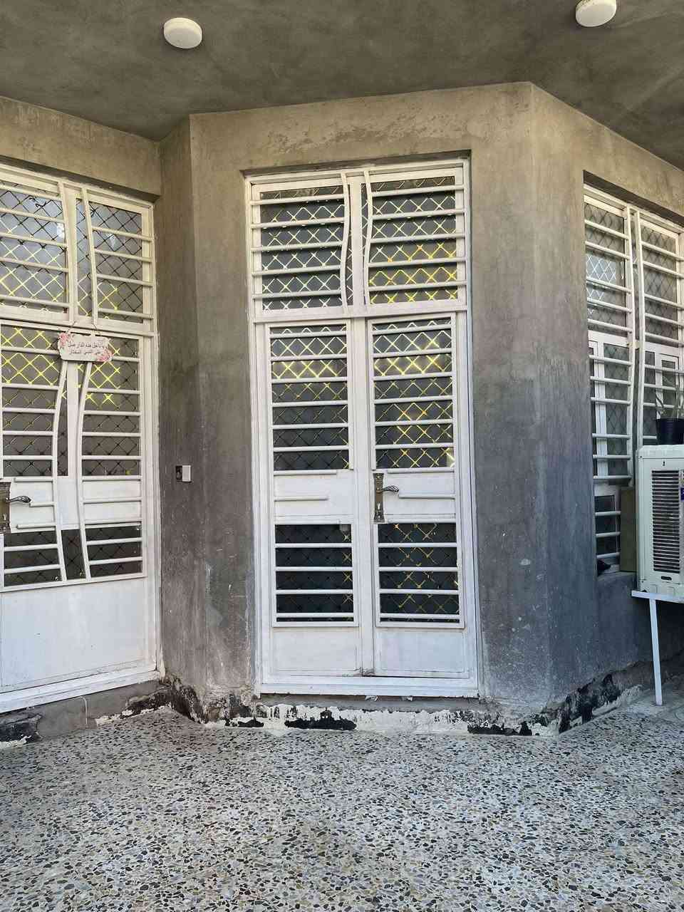 بيت للبيع بغداد التاجي حى الحسن العسكري نهاية دور الضباط قريب مولدة عباس شايع مساحة 100متر مسلح قاط بناء طابوق عالي عن الشارع ***********
