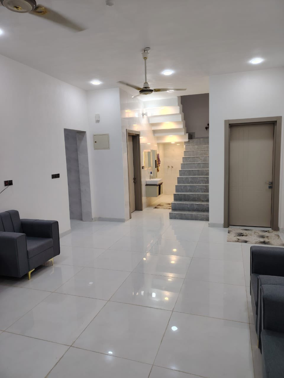 دار للبيع عله طريق الزوار خلف السكلات يبعد عن الشارع العام سبعين متر مساحت الدار200متر  طابو زراعي سند 25مداور ثاني يوم عرض الشارع 8 متر  الدار بي غرف عدد 3 صاله 8في 4 ومطبخ حار ومطبخ بارد ستقبال 7في 4 مجاميع صحيه عدد 2 داخليه وخارجيه بنيان درجه اوله طابوك جمهوري  كونكريت للاستفسار ***********
