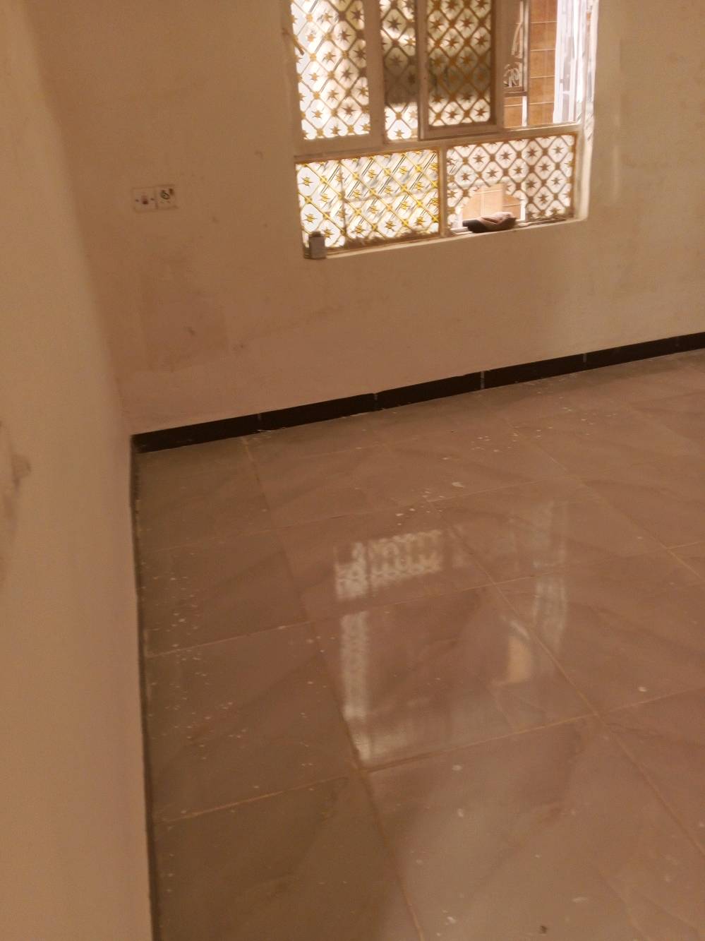 بيت لبيع سعر البيت 80ميلون وبيه مجال الخدمات مياه ومجاري موجود في البيت      كافت المستلزمات لمعرفة امزيد معة قطعة بصفة 75متر ولبيت مساحتة 150 منضمن 80مليون لتواصل ارسال او تصال علة رقم ***********