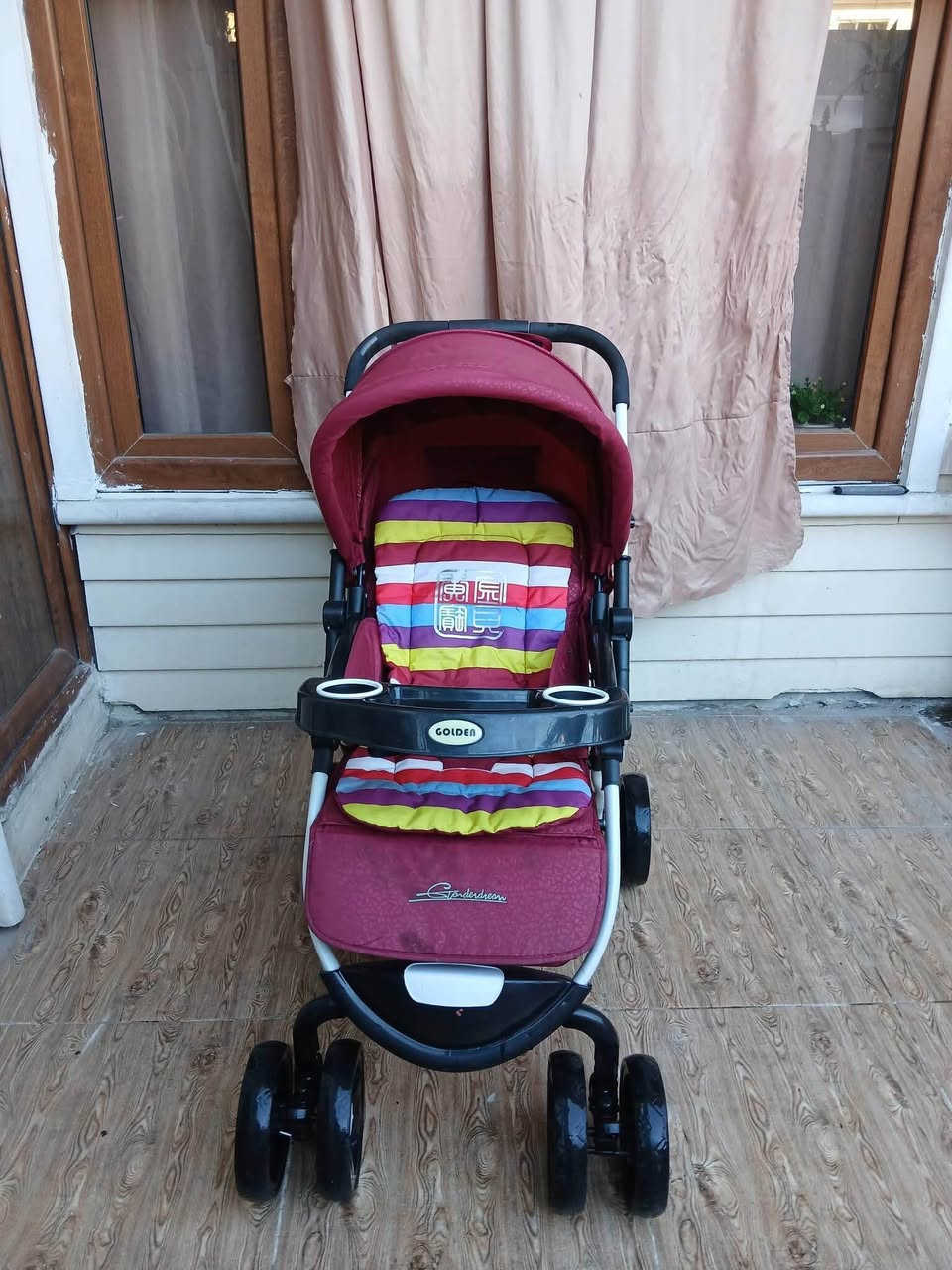 عارەبانەی مناڵ حەجم گەورە تایەگەورەیە ، زۆر تازە و تۆکمەو بێعەیبە ، کورسیەکەی تەواو تەختەکرێ بۆخەوتن ، دەسکەکەی یەتەپێشەوە ڕوت لەمناڵەکەبێت ، شوێن قاچەکەی بەرز ئەکرێتەوە ، ژێرێکی گەورەی پێوەیە بۆشت هەڵگرتن ، قایشی بەستنەوەی هەیە ، کەپری تەواو دائەدرێتەوە بۆسەرما و گەرما دەیپارێزێ 
بچوک ئەکرێتەوە بۆناوسەیارە
تایەوئیستۆپی زۆر مەزبوتە و خاوەنەکەی 150 هەزاری پێداوە 
نرخی ئێستا زۆر گونجاوە و بەنیوەی نرخ ئەیفرۆشین
لە سۆرانە و گەیاندن هەیە *********** سوران, أربيل
