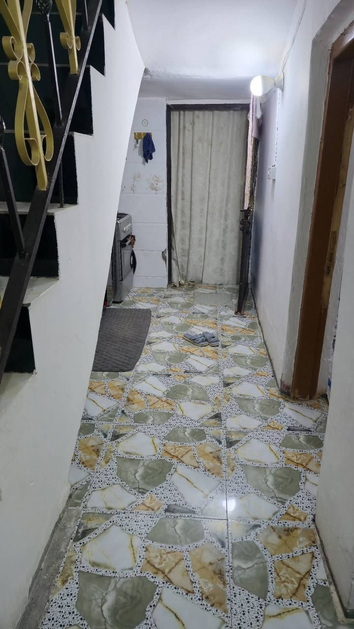 بيت طابو صرف للبيع مساحته ١٢٠ ترميم جديد بلخصيمه خلف المركز يحتوي على غرفتين وصاله واستقبال ومطبخ وصحيات خارجيه وداخليه التفاصيل اكثر اتصل ع الرقم ***********
