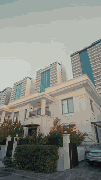 فلة_مؤثثة للبيع داخل مجمع #القرية_الفرنسية_الأولى – دهوك
فخامة، خصوصية، وموقع راقي داخل واحد من أرقى المجمعات السكنية.
مساحة الفلة: 300 م²
التصميم: طابقين – تشطيب راقي وأثاث فاخر جاهز للسكن

تفاصيل الفلة:

الطابق الأول:
استقبال واسع +صالة كبيرة مناسبة للعائلة والضيوف + غرفة نوم + مطبخ حار وبارد

الطابق الثاني:
3 غرف نوم ماستر + لاندري

موصفات فيله :
سيستم شوفاج
سيستم تبريد 
غاز مركزي

للاستفسار، كل اللي عليك هو زيارة فرع شركة الباصو في القرية الفرنسية الثانية
***********
***********
