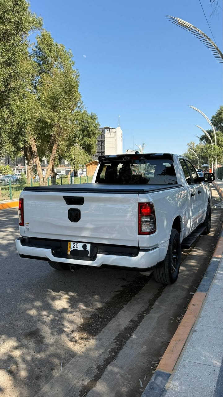 السلام عليكم 
رام Tradesman🤍🔥
الموديل:2023 4×4
وارد امريكي
رقم ديالى الدولي الجديد مميز بأسمي تحويل ثاني يوم
باب قصير بدي طويل 
المحرك: V6 3.6 
المواصفات: Tradesman 🤍
* شاشة صغيرة 
*مقاعد جلد 
*قطعتين تبريد 
*6 راكب 
* فورويل 
*كامرة خلفيه
Auto stop*
*سايد بريك كهربائي
*نظام السحب 
* نظام ال e-torque الكهرباء مساعد بتقليل صرف
* وباقي مواصفات الرام المعروفة

الصبغ: جاملغ وبنيد فقط
المكان: ديالى بعقوبة 
الرقم: ***********
