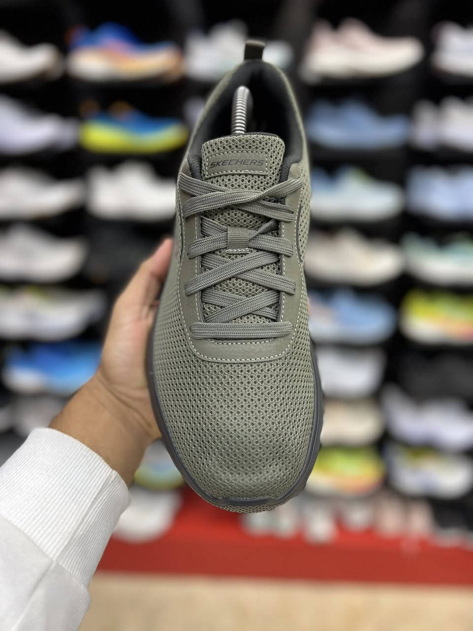 Skechers Flex Advantage 5.0 - Concourse

الراحة اليومية: يتميز بجزء علوي من القماش الشبكي (mesh) لتوفير التهوية.
نظام التوسيد: يحتوي على نعل داخلي مبطن بتقنية Air-Cooled Memory Foam لراحة تدوم طوال اليوم.
الاستخدام: مثالي للمشي، الجري الخفيف، والاستخدام اليومي المتكرر.

اصلي وكاله غير مستخدم
متوفر قياس 45
السعر 60

العنوان النجف ملحق الروان 
توصيل 🚚 محافظات 6 داخل النجف3 
*********** واتساب
