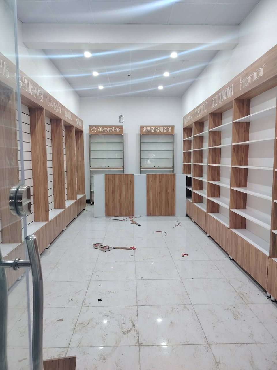 ديكور محل موبايلات كامل  
٦ فاترينات سكك
٦ فاترينات ررفوف
ثنين رفوف جام
ثنين ديكور دور 
ميز رسبشن مترتين ونص 
اللون كلش راقي ابيض ومطعم بجوزي
مفصل تفصال  مو سوكي
صاله شهر من فصلته الديكور ضخم
ارتفاع للفاترينات مترتين و٨٠ سنتيم وعرض ١٢٠ عمق ٢٥ سنتيم الاعلان نقش
مكلفني ٣ ملاين و٢٠٠  للبيع
***********
مكاني نجف
