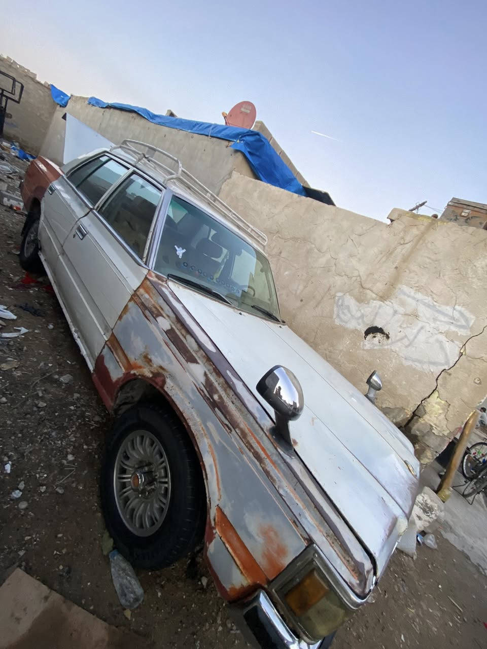 السلام عليكم كراون 82 ديلوكس مكينه وكير تي واي مكفولات تخم تاير جديد صدر نص عمر السياره بأسمي وكاله عامه اني احولك عليها غرامات 100 الف وهيئة 720 يوكعن من سعرها مكاني بغداد المعامل حي النصر السعر 25 وبيها مجال 
تواصل واتس اب ***********
