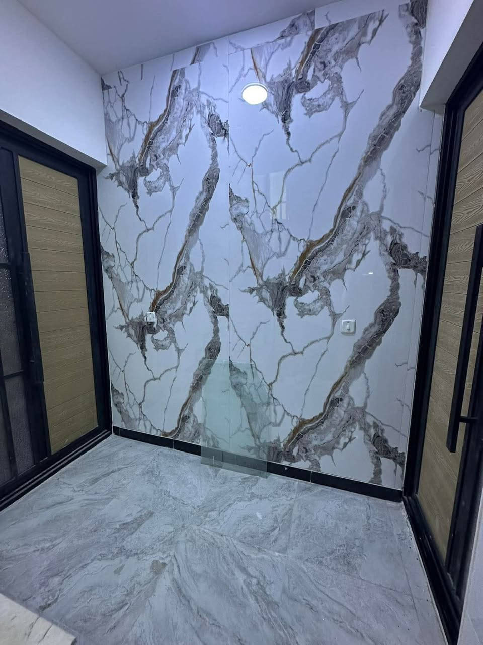 #لـلايـجـار فـي السيـديـة

شقتين زيرو ممسكونات طابق اول وثاني كل طابق يحتوي على غرفه نوم وصاله ومطبخ وخدمات صحيـة .

لـلاستفسار : *********** متوفر واتساب .

بأمكانك عرض عقارك عندنا 
زبائننا الكرام نستقبل كافة عروضكم وطلباتكم 

#مكتب_القيسي_للعقار_والأعمار
شارع المركز مقابل مستلزمات التفاح الاخضر .
