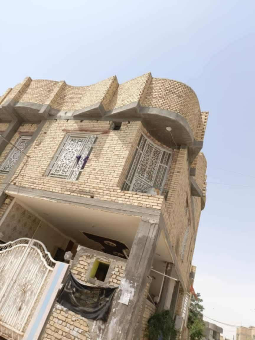 دار البيع  بحي الصادق ركن طابقين
مساحه البيت 175
الطابق الأول غرفتين وصاله واستقبال   ومطبخ حار وبارد وصحيات وكراج سياره 
الطابق ثاني 
اربع غرف وصاله مطبخ حار وبارد وصحيات 
الفوك مشتمل ودرج دخلي وخارجي ستفسار السعر بل رقم ***********
