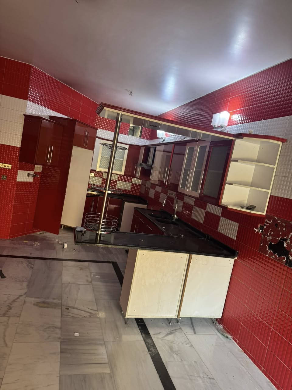 سلام عليكم كاونتر للبيع 17 متر الفوك وجوه تفصال اخو جديد مابي اي ضرار مفصخ خشب مالتهه hdf ضد المي  المرمر مالته صناعي درجه اولى العنوان الامين ثانيه*********** الصور مالته واضحه ول فيديو
