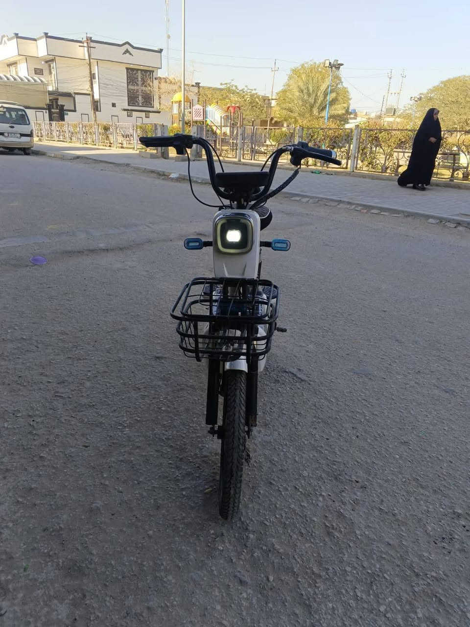 السلام عليكم باسكل شحن  للبيع   لباسكل حجم 20  نظيف على الفحص اي نقص ما بيها شغاله خمس بطاريات نضيفات  سعرها250 وبيها مجال للشراي الشرايه مراسله الصفحه  او التصال على الرقم عنوان كربلاء  حي العسكري قرب سوق العابد  ***********
