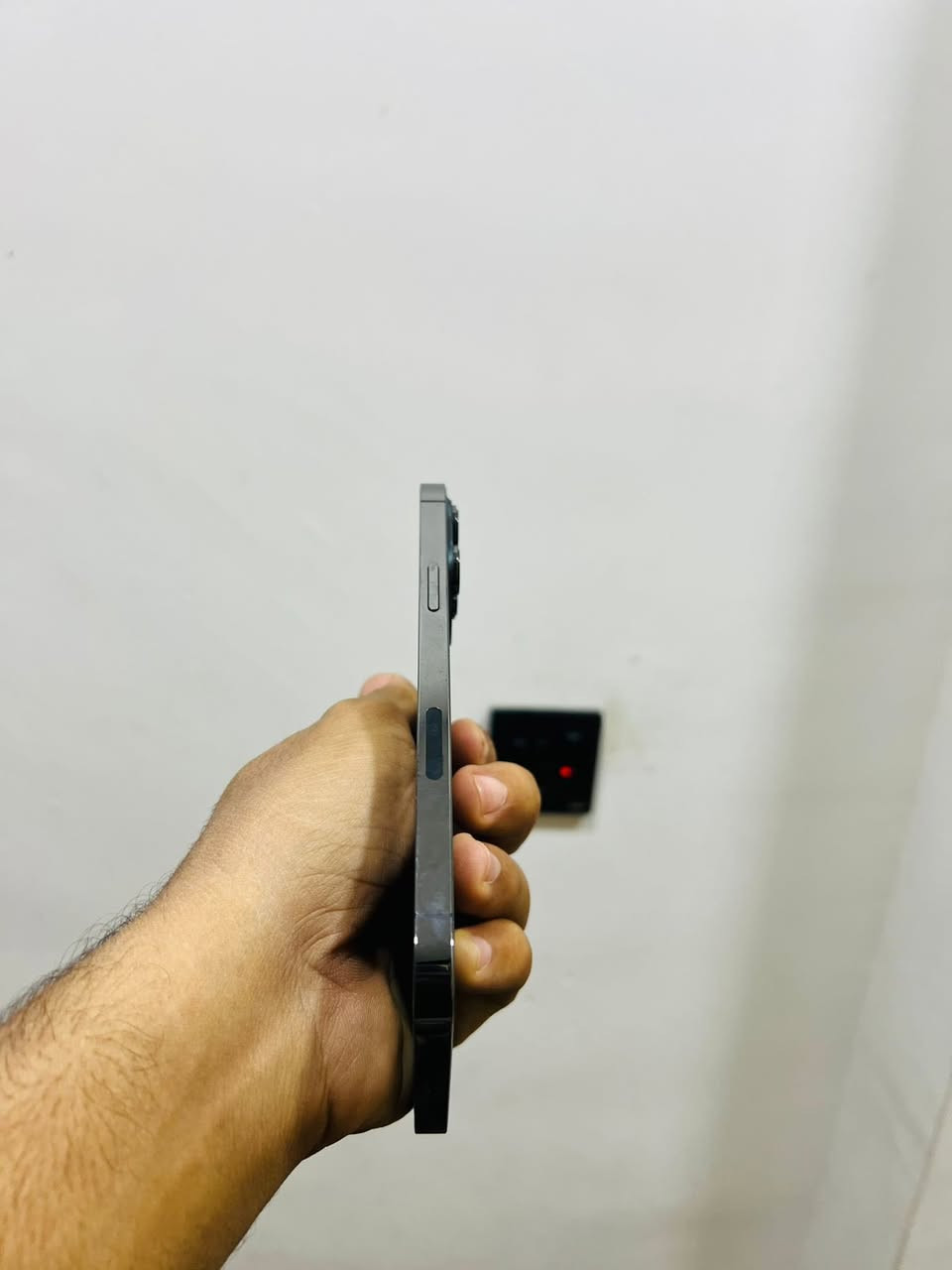 آيفون13برو ماكس جهاز نضافة١٠٠/١٠٠جهاز وتر ما مفتوح بطارية 83مكاني بغداد الدورة هاذة رقمي متواجد واتساب *********** سعرة680 بس كيبل ويا
