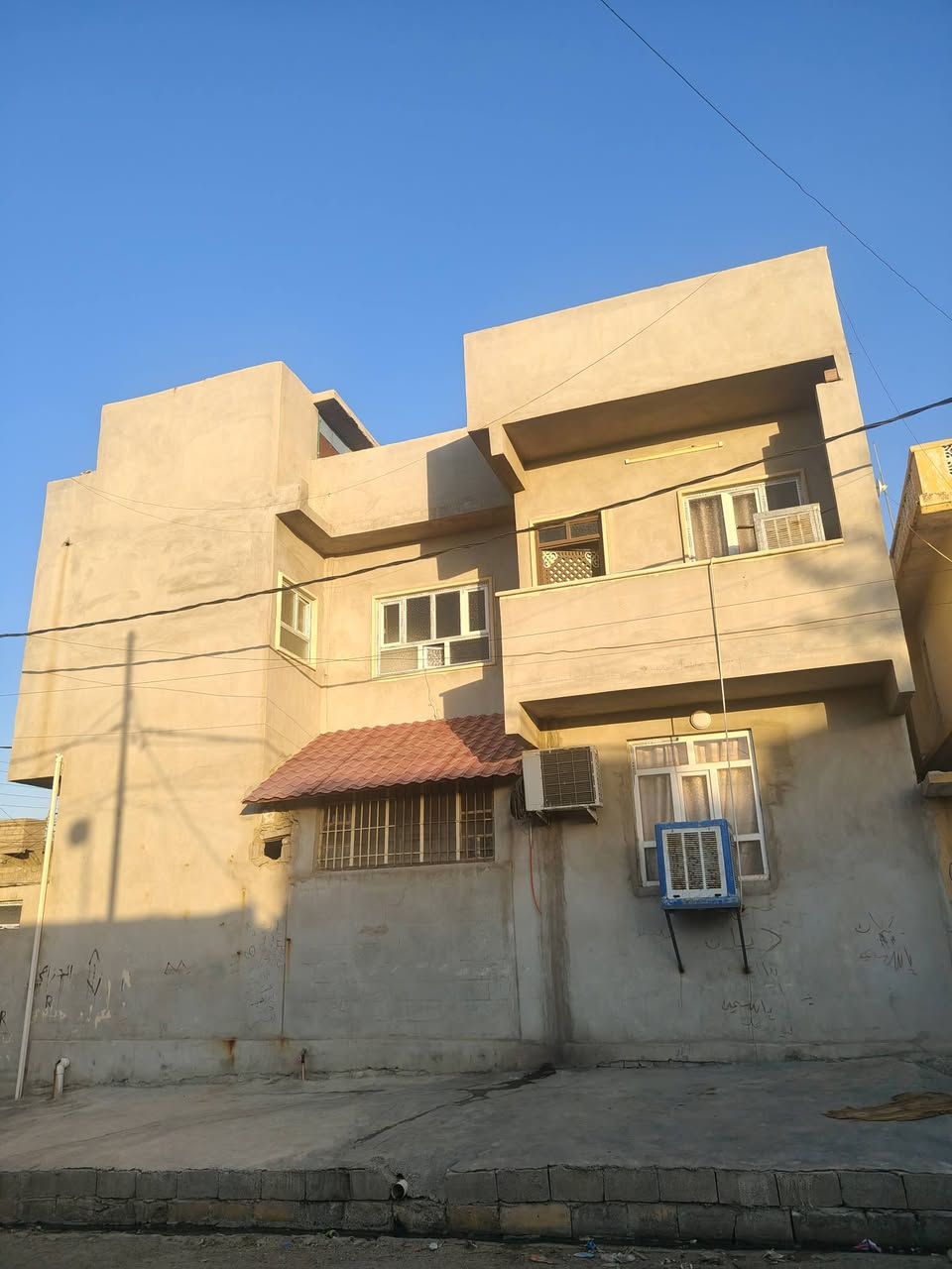 بيت للبيع في حي المامون قريب عل شارع العام
المساحه 140 مربع ركن 
طابقين 
الطابق الاول غرفتين واستقبال وهول + صحيات غربي + شرقي 
الطابق الثاني اربع غرف نوم + صحيات
بناء حديث 2024
للأستفسار الاتصال علئ الرقم ***********
