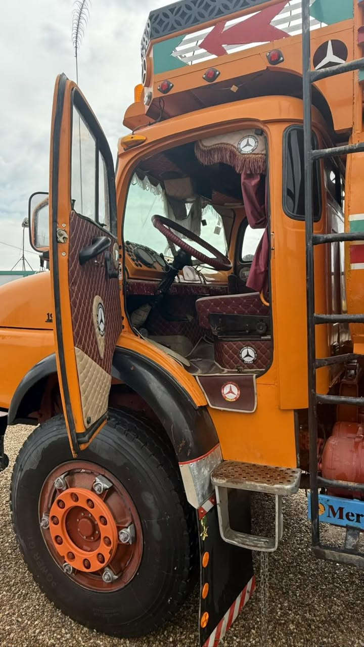 قجمه موديل1981 مطوله 
مكينه عادي ستندر شركه 
كير 25 شخاطه 
اكسل جي اف 
سياره جديده جاهزه للشغل 

معرض الرشيد لتجارة السيارات
للاستفسار
***********
***********
