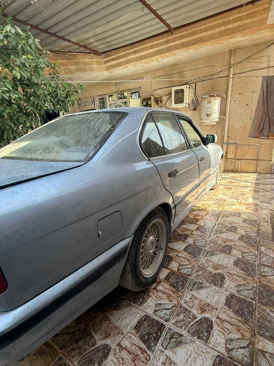 السلام عليكم BMWموديل ١٩٩١رقم سليمانية بأسمي السيارة صار بيها حادث بسيط وتصلحت وبقت شغلات بيها ما كملتها 
المكينة والكير سليمات تخم تاير جديد باتري جديد 
السيارة مكانها ديالى الخالص 
السعر /٤٠ وبيها مجال 
مستعجل على بيعتها 
للأستفسار اكثر ***********
