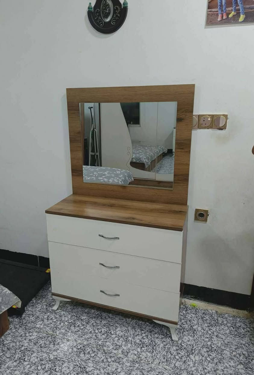 غرفه تركيه نضيفه للبيع سعر ٣٥٠ مكان سومر زيونه هاذا الرقم ***********

