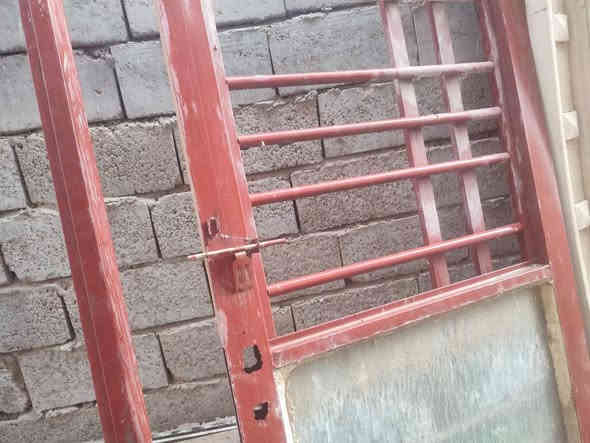 شباك مال مكشوفي ارتفاع 3متر10سنتمات عرض 2متر تفصال مارهم عندي 
سعر 140وبي مجال
العنوان النجف شارع معمل اسمنت الكوفي ***********
