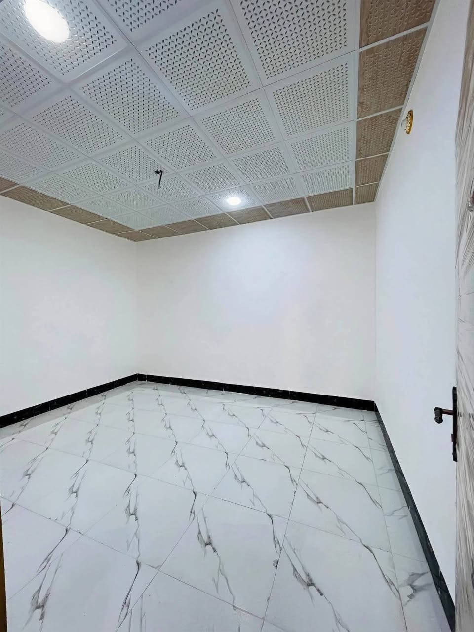 يعلن مكتب  اليرموك  للعقار ⚜️ الدار المســــاحة90متر مربعه
. طابو   زراعي وقرار محكمة 🪐
⚜️ العنــــوان ⚜️  النجف //  
         🔆  الــتـــفـــــاصـيــــل  
الـبـنـاء  درجة اوله البيت مامسكون 
(( طـــابق الاول)) يحــتوي علا غرف، 1 وصاله + ومطبخ مفصول+ وستقبال  وصحيات داخل وخارج. 

🔱الــســعـــر  //30مليون. 🥰

             ملاحظة (((توجد كافت المساحات والقطع  )
⚜️        
((للاستفســار مراجعـة المكتب  #_للعقــار_والمقــاولات
العنــوان مكتب اليرموك  العقار مقابل قرية: الغدير اعمـود 282 #مكتب_اليرموك  العقار_

*********** او الاتصال على الارقام.🟡🟡📞📞📞♾
   🔆📞تطبيق وتساب موجود
او مرسله  😊
