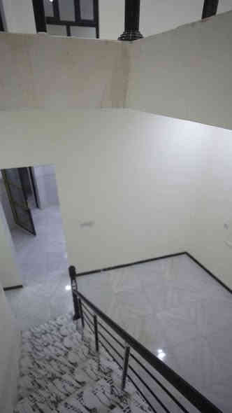 بيت للبيع 
المساحة 250م طابقين
الموقع ركن في الزون الثاني 
يحتوي على 6 غرف نوم 
4 مجاميع صحية 
بيع مستعجل 
التفاصيل من خلال الاتصال بالرقم
*********** في مجمع السلام
