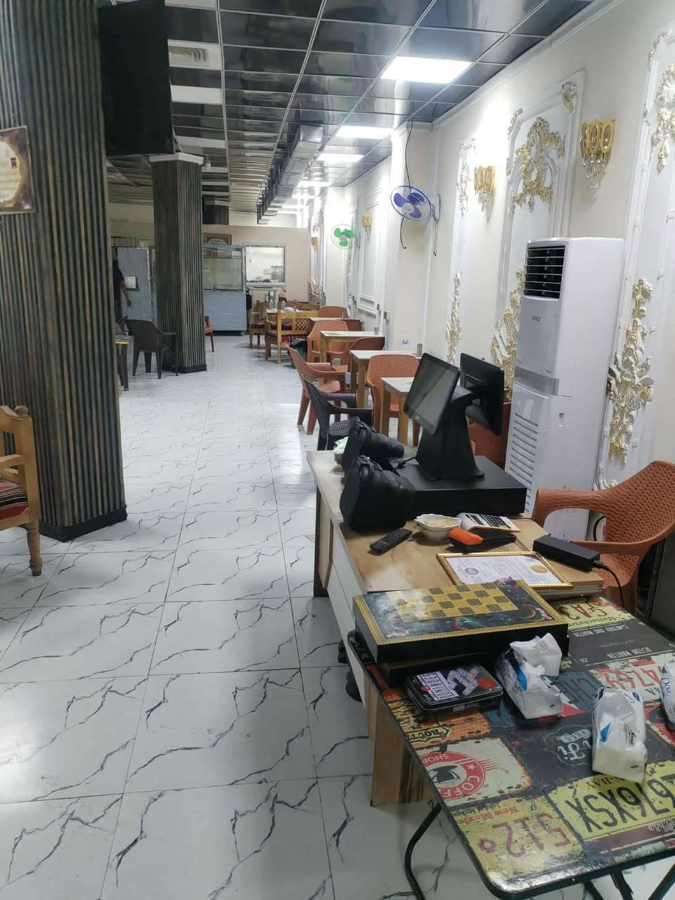 محل كبير تجاري للايجار او للبيع بعقد سر قفليه في كراده قرب رضا علوان مساحه محل ١٧٥ سعر الايجار ٣ ملاين ونص او بيع ٥ شدات للا ستفسار ***********
