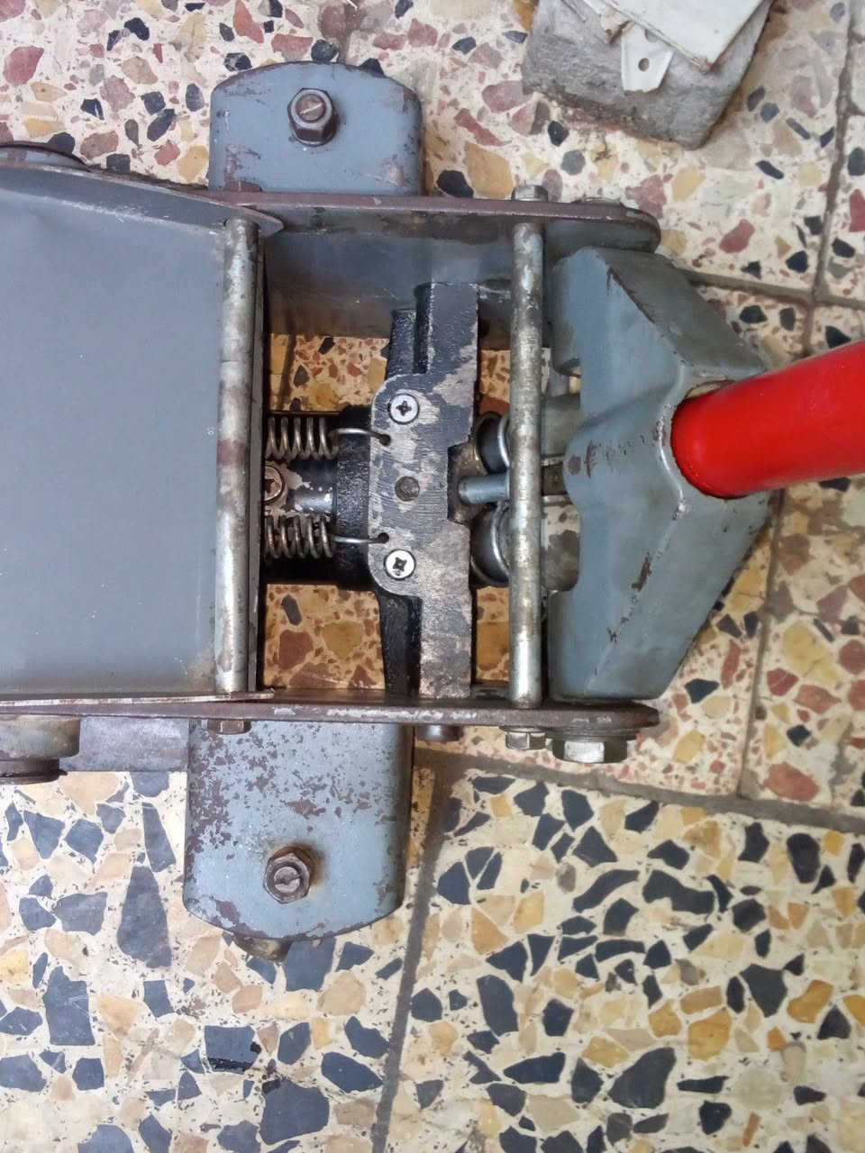 ⭕ يوجد توصيل لكافه المحافظات
جك عربانه تمساح  دبل بستم  نوع الثقيل جدا 5 طن القديم باب الاول شغال وعل الفحص خالي من اي نظوح ارتفاعه 51سم السعر 100الف 
***********
