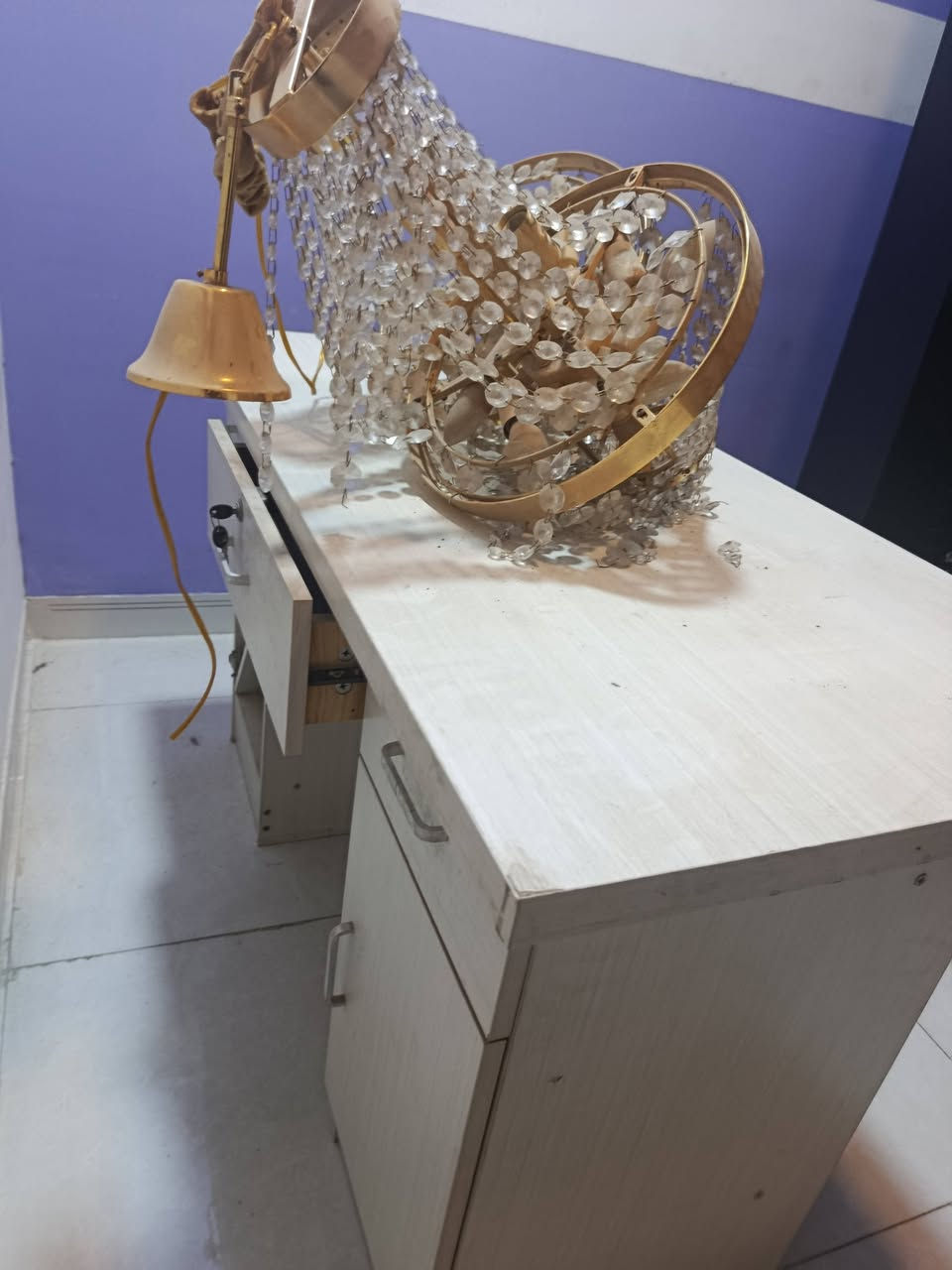 اثاث للبيع
كنتور بابين إيطالي 
ميز كبير 
ثريات 
سعر المجموع 300الف 
استفسار ***********
بغداد الكرخ
