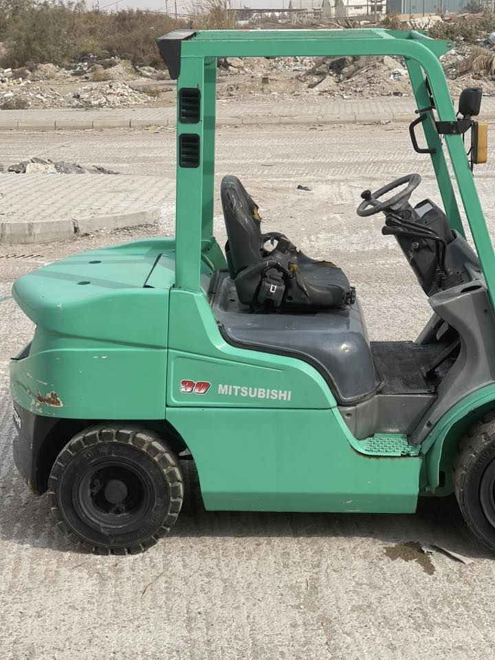 للبيع رافعه شوكيه ٣طن ٣حركات جب قطعتين موديل ٢٠١١ دخول جديد ٣٠٠٠ ساعه عمل رقم كاتي رافعه حلوه اوجديده مكفوله كفاله عامه مكاني واسط الكوت الشراي يتصل ***********
