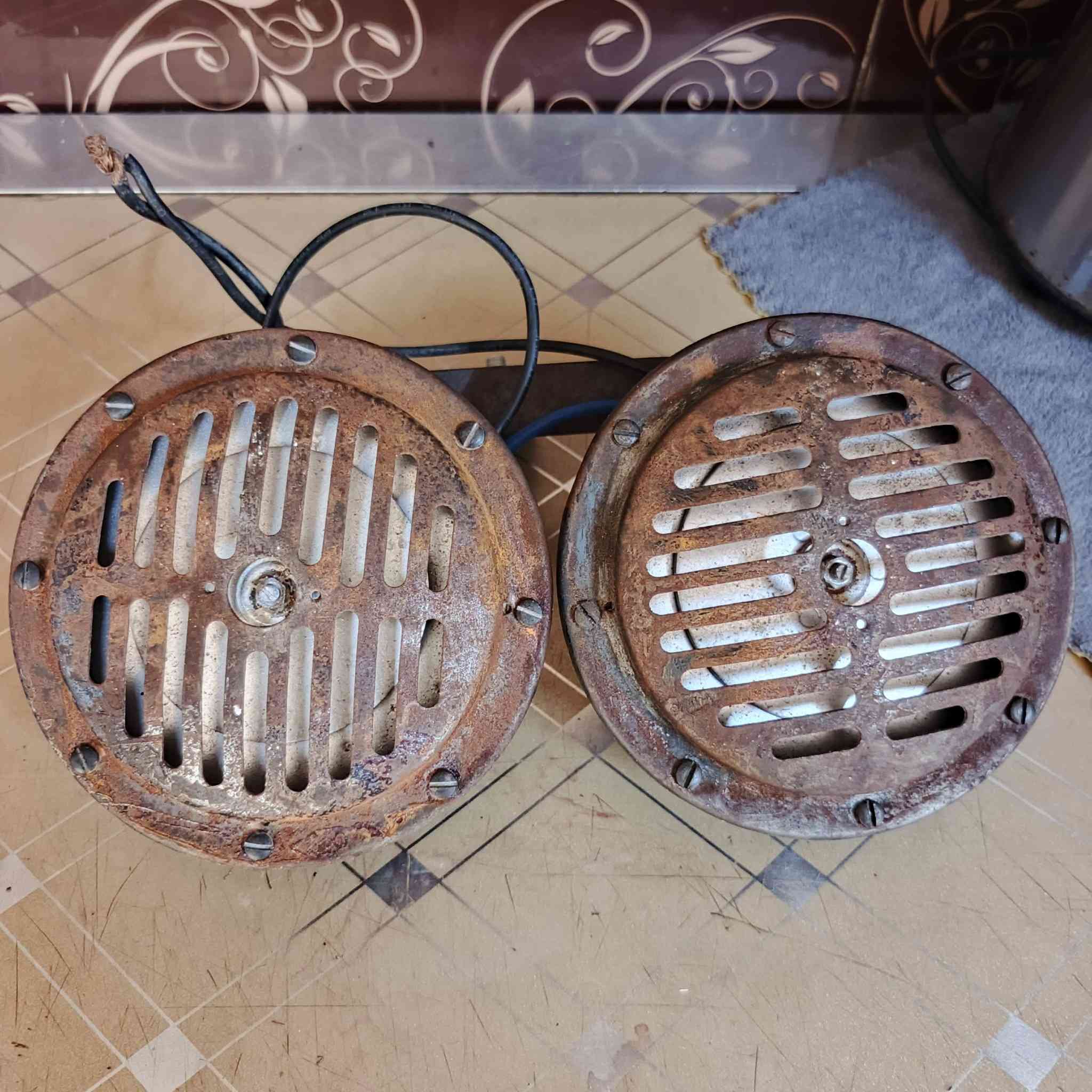 سلام عليكم هورن بوش إيراني وجبه الوله دكه ونعومه فول عل شد  مكاني مدينة الصدر رقم الهاتف ***********
