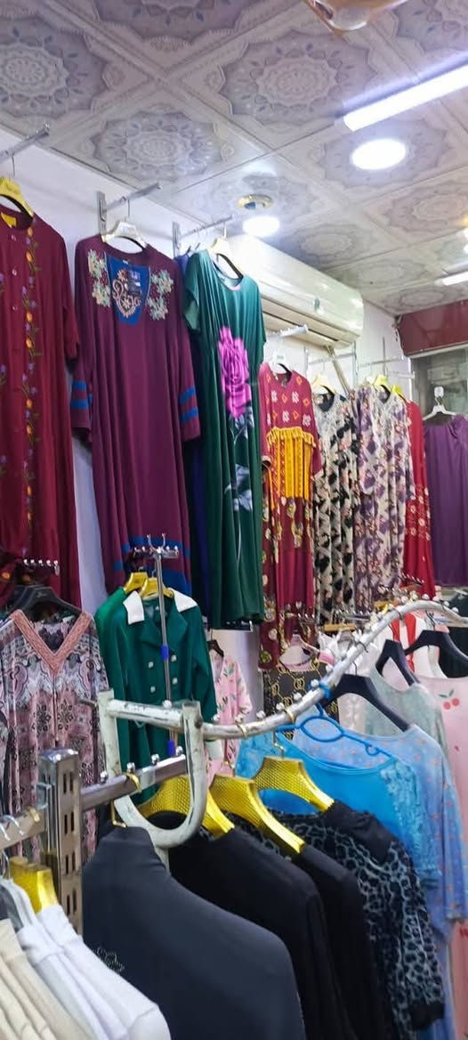 محل للبيع سوك الثوره الشارع الرئيسي 
محل بضاعه خير من الله ومكان يخبل 
سعر مناسب جدا 
***********
