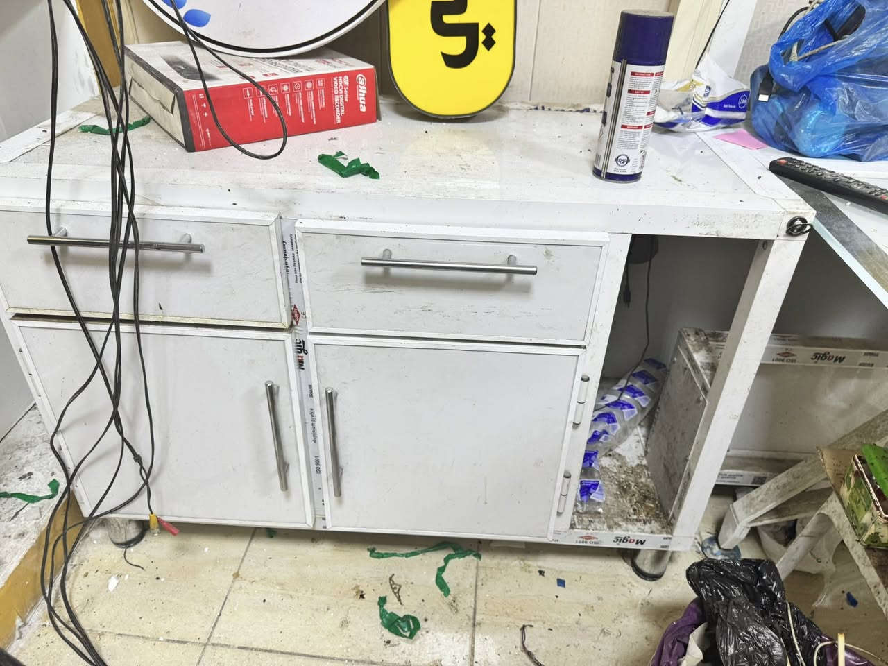 غراض مكتب للبيع 6كراسي جلد الواحد ب20 الف سيت طبلات عددهن 4ب30. ميز جام ابيض السعر 100 الف ميزان اليمنيوم الثقيل  واحد زاويه مجموعه مساحته 3ونص متر وواحد طويل مساحنه متران. جام خانه كامله مع مرفقاتها جديده  طولها 3امتر و30سم والعرض 240 سم السعر 150 الف. والاسعار قابله للتفاوض


**إذا كنت صاحب هذا الإعلان وتريد حذفه لأي سبب، رجاءا أرسل رسالة إلى الدعم الفني**