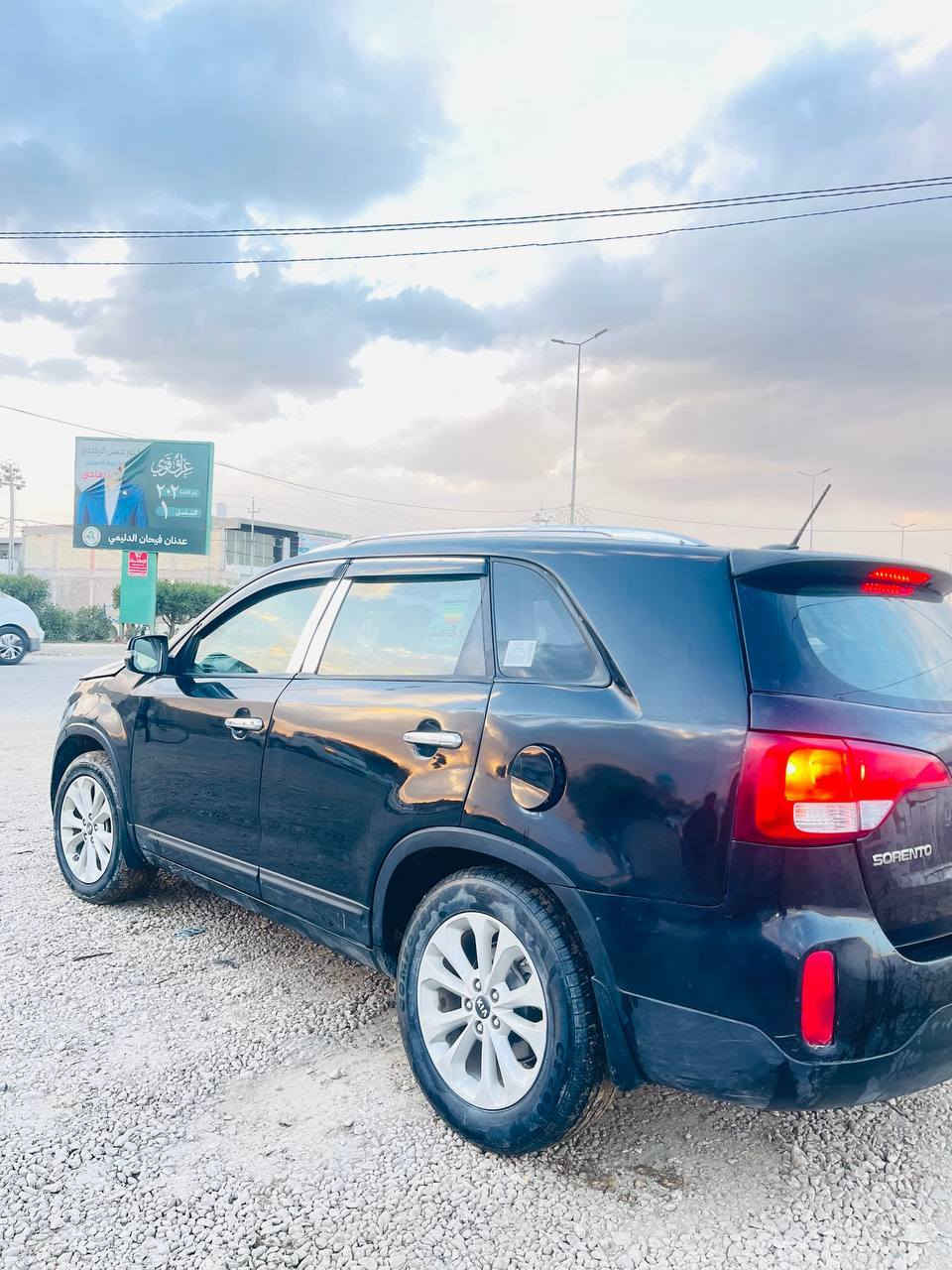 السلام عليكم
 كيه سورنتو وراد امريكي فول و1/1
(6)سلندر 

الموديل (2015) 
 لون اسود الرقم  (بغداد ) 
7راكب 

الموصفات
دخول ذكي بصمه دخول تشغيل بصمه
أشاره بل مرايه المري شفط
أناره لد داخلي ع أربع أبواب 
دوسه ترحيب 
مقاعد جلد تدفه تبريد 
مقاعد كهرباء 
7راكب 
3قطع تبريد
بنرامه
ليت عدسه ولد 
بك ليت شمعه ولد 
حساس امامي حساس خلفي

مصبوغه حزام أثر شخوص فقط مكفول تكم دواخل شواصي كفاله
السعر 130 وبي مجال بسيط 
لاستفسار اكثر اتصل ***********
