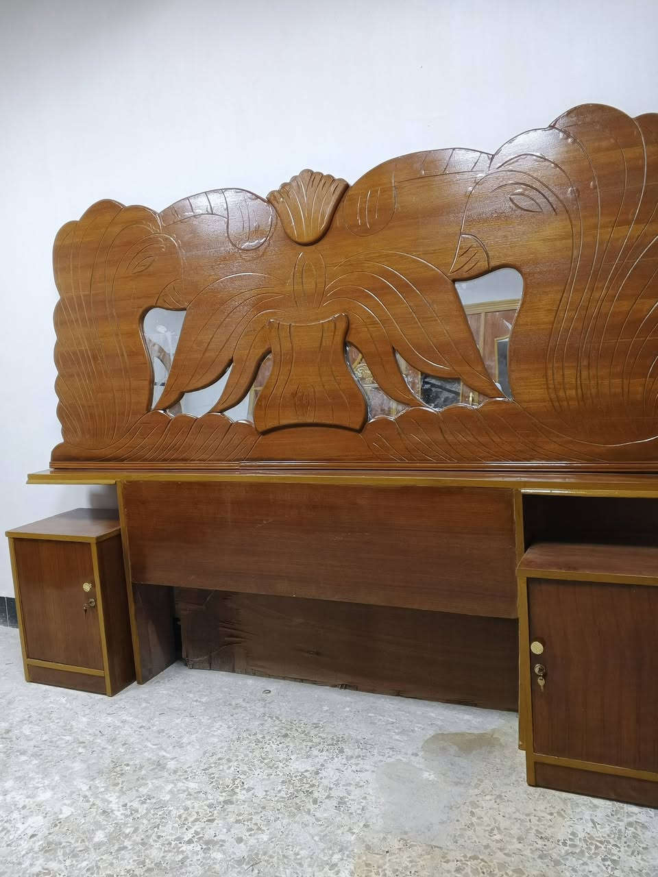 سلام عليكم غرفه اسم سته كنتور زاويه دخل خارج صاج شغله وسط مستعمله كامله صبغ قفاله يدات مرايات موجودات تاخذه جاهزه  مكاني نجف حي مكرمه قرب مركز وفاء تواصل خاص او على رقم ***********
