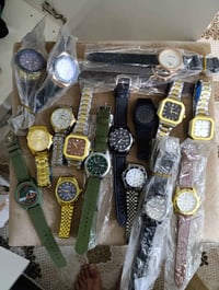 عندي هاي ساعات مااعرف بيهم ساعات جديدات غير مستخدمات  ابيع شلع 30 قطعه...