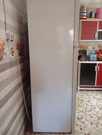 ثلاجه للبيع جديد نضيف شغال وثلج تجي شوفهة كدامك سعره 200قفل التواصل 07...