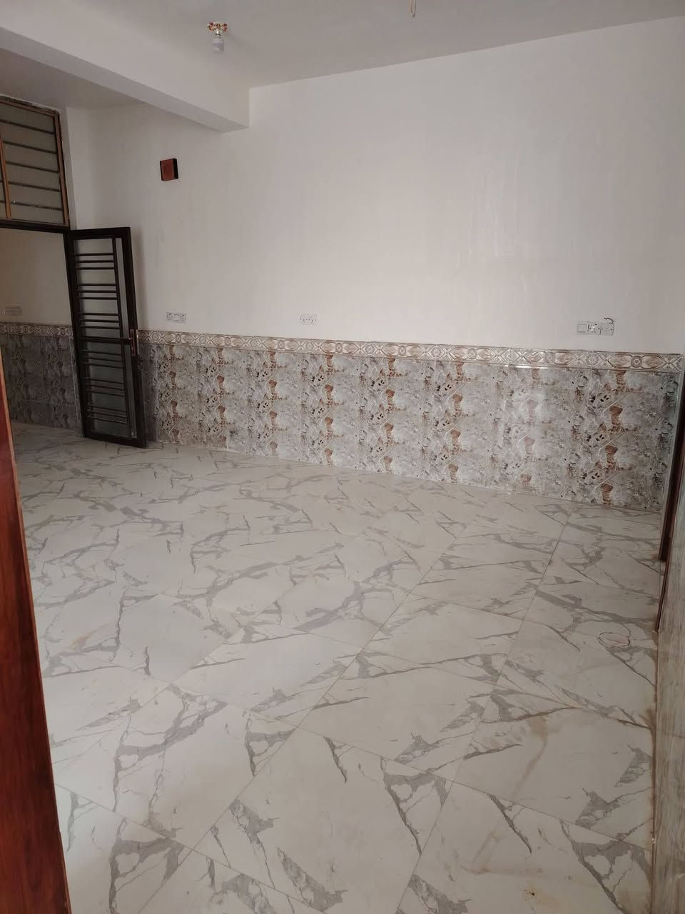 يوجد لدينا
شقه للايجار حديث البناء درجة أولى طابق اول 

غرفتين كلدور مطبخ صحيات

سعر الاجار 350 الف

الماء والكهرباء واصل ع ابو الشقه

حله نادر الثالثة قرب الطاقة

للاستفسار الاتصال على الرقم ***********
