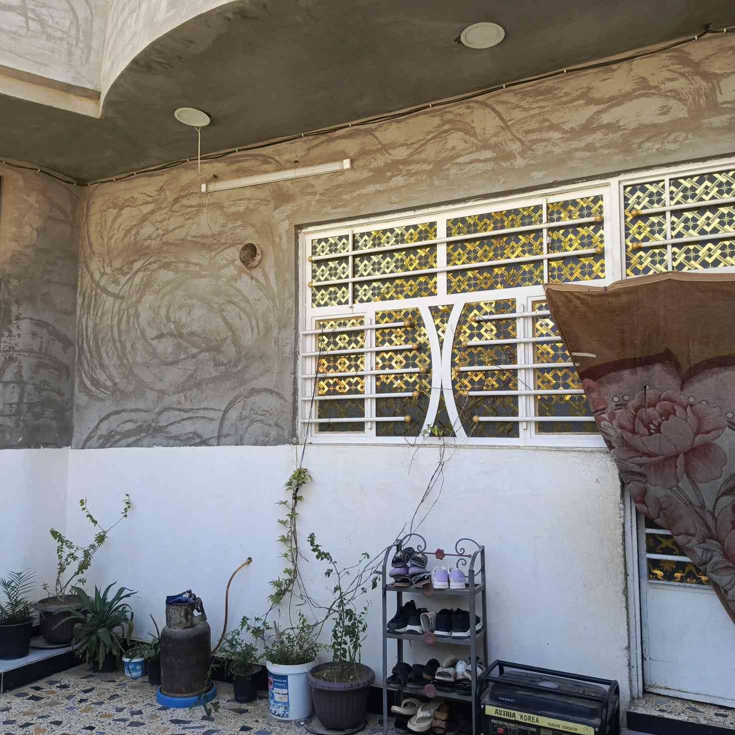 للبيت للبيع 
المعلومات :
 مساحة ١٦٠م/١٠×١٦..
بناء حديث 
الطابق الأرضي 
استقبال ،وصالة ومطبخ.. وغرفتين نوم صحيات داخلية وخارجية 
والطابق الثاني... اربع غرف نوم وصالة... وصحيات
طابو صرف 
التحرير - فلكه الاخيرة/منطقة ١٦٠ 
رقم الهاتف ***********
