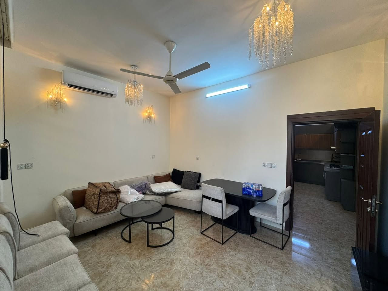 للبيع بيت مساحة ٥٠متر موثث كامل يحتوي على صالة ومطبخ وخدمات عدد ٢وغرف نوم عدد ٣ طابقين ونص موقعة حي الجهاد خلف شارع ٦٠مباشر 
للاستفسار الاتصال 
***********
