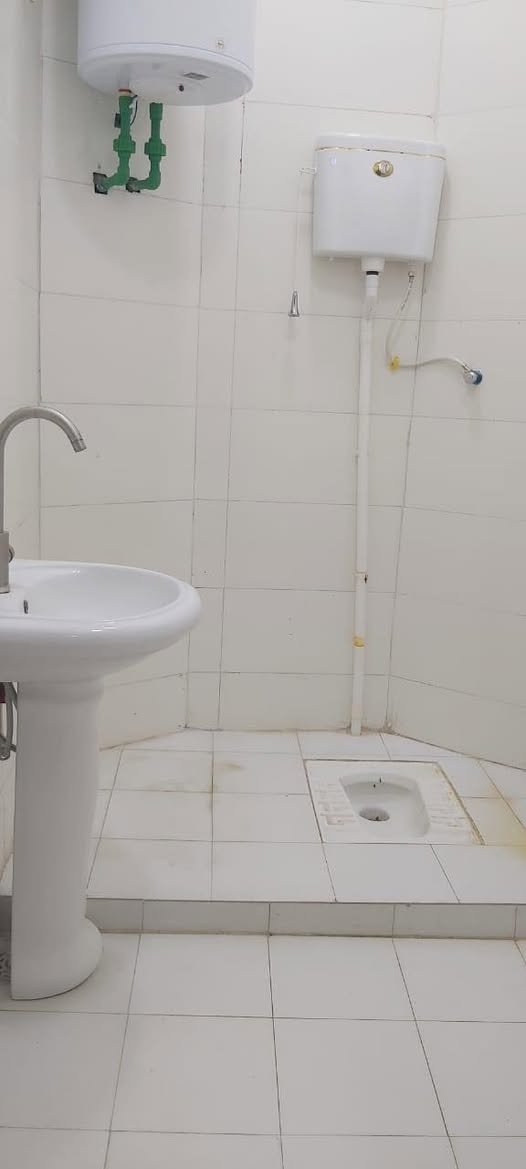 شقه درج للايجار في اسكان الموانئ تحتوي على غرفه وصاله ومطبخ ومشتملات 
واتس ***********
