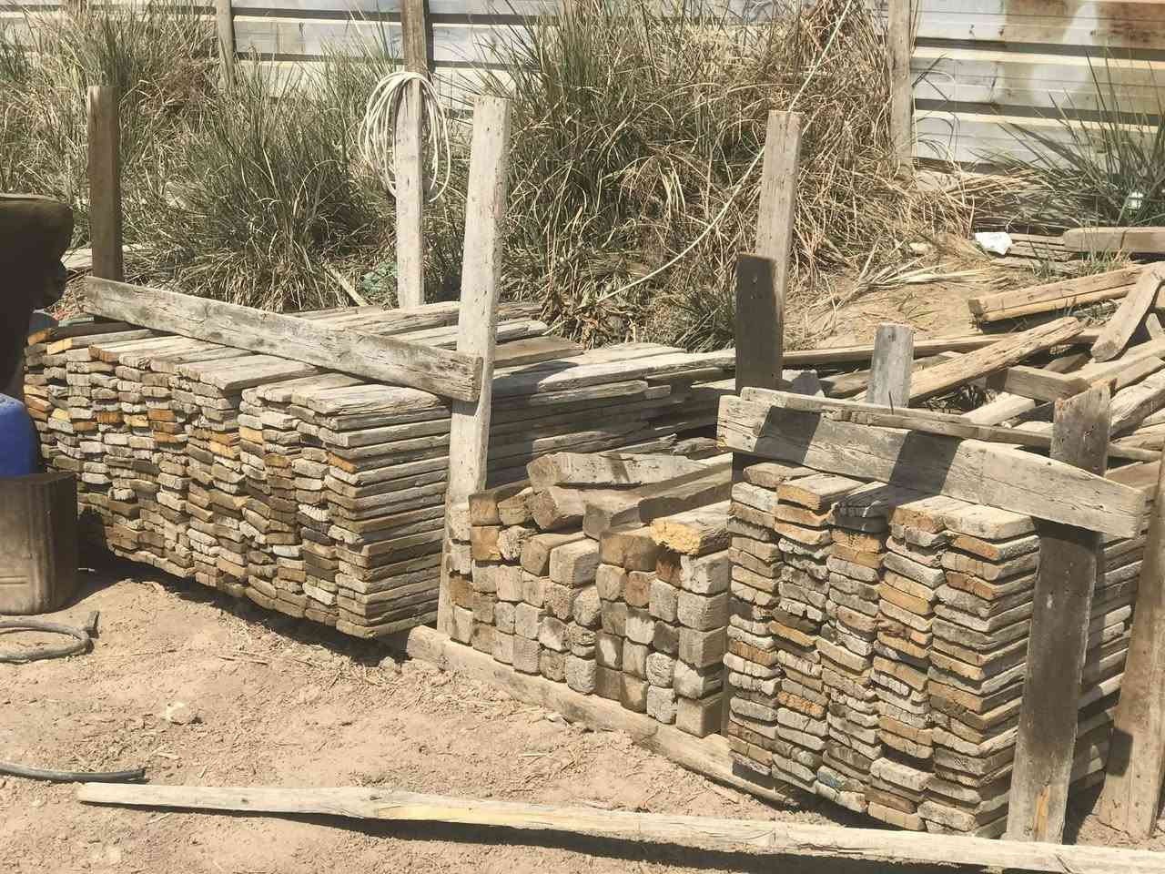 خشب للبيع.  لوح طول 4متر جديد شغلة و حدة مكعب   + مقاصير مكعب العدد الكلي مكعبين ‏‏‪***********‬‏
