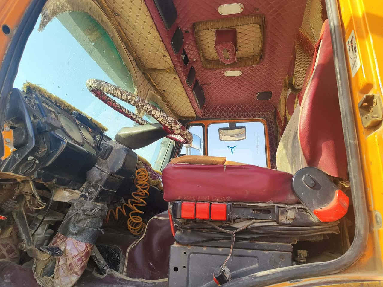 سلام عليكم سياره موديل 75 نص جيف رباط عدل مكينه وكير مكينه 28 كير 150 شاصي غير مكفول رقم بغداد نكليزي السعر 210 العنوان نجف رقم ***********
