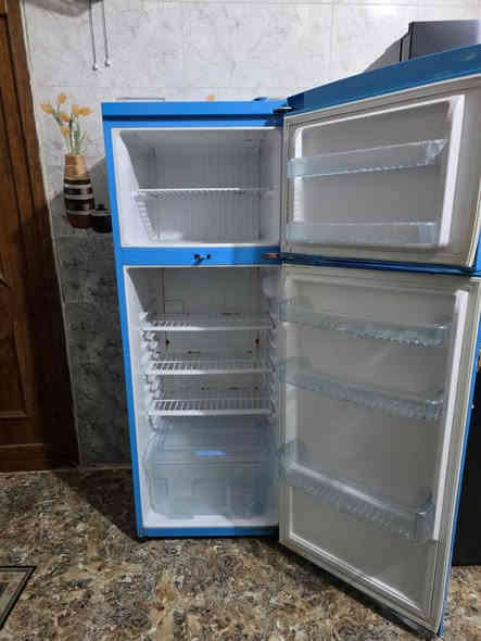 السلام عليكم للبيع ثلاجه ومجمده نظيفات جدا عالابلاد ما داخلات اي تصليح غاز بلادي الشراي يتصل المكان سيف سعد القطعه 150 الف .***********
