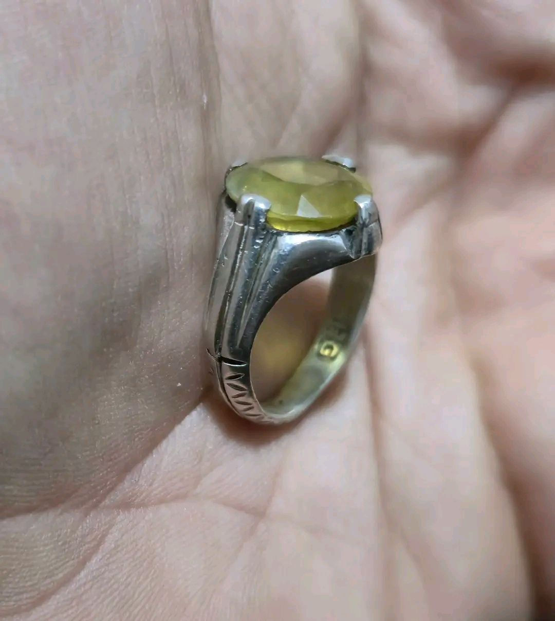ياقوت افريقي اصفر 
قطعة في منتهى الجمال والروعة 
 فضه ٩٢٥ 
مقاس الخاتم ١٩
مقاس الحجر ١٤ ملم


**إذا كنت صاحب هذا الإعلان وتريد حذفه لأي سبب، رجاءا أرسل رسالة إلى الدعم الفني**