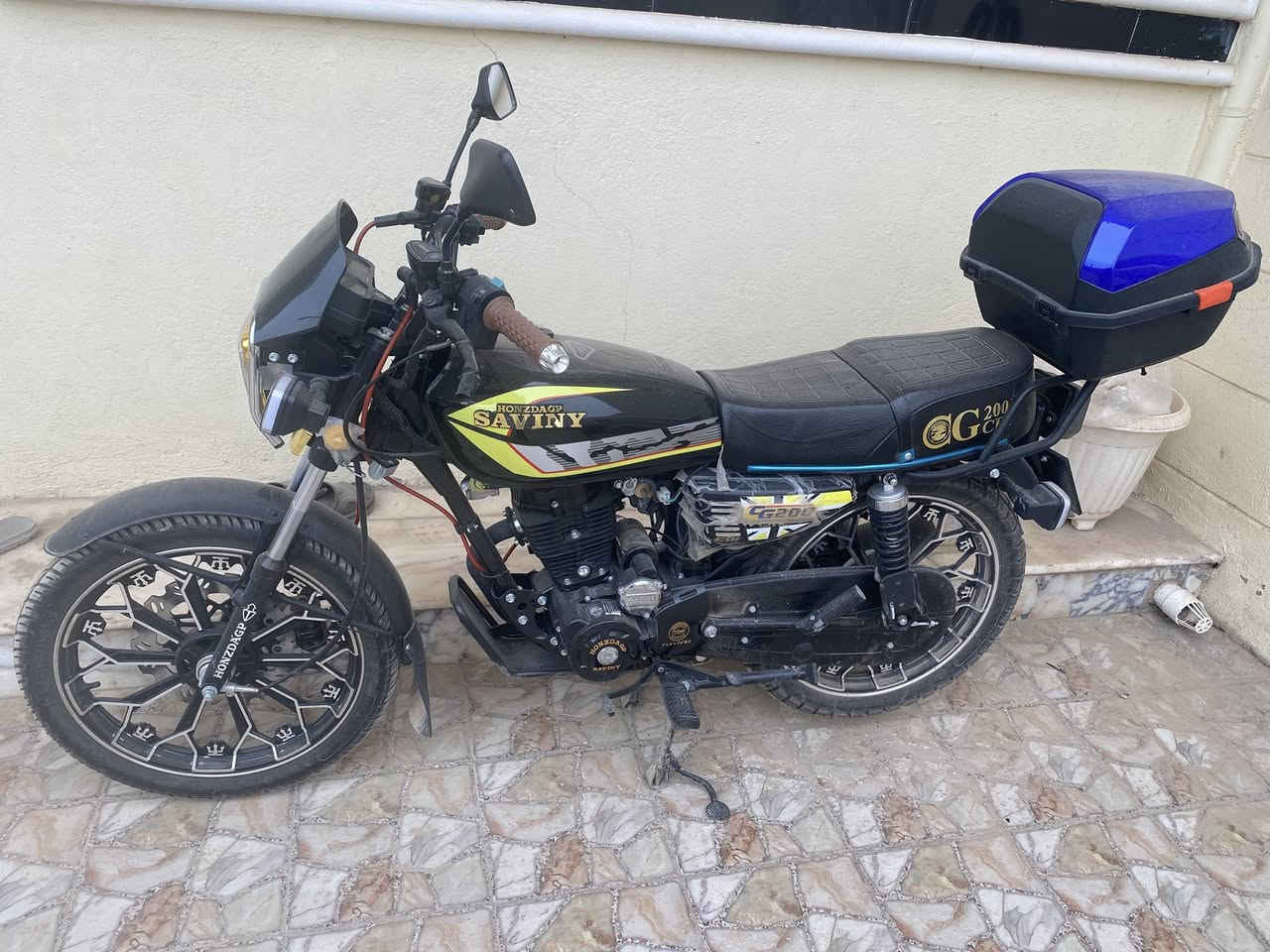 السلام عليكم دراجة سيفان موديل 2025 الشكل البريطاني محرك 200 اوراق كامله دراجه ما ناقصها شي وجديده ماشية ألفين وشويه كهربائيات كله شغال بصمه مال جناي واستعمال نظيف وقليل الاستفسار متواجد على الخاص او الاتصال *********** 
السعر 975 وبيها مجال حك جيه
