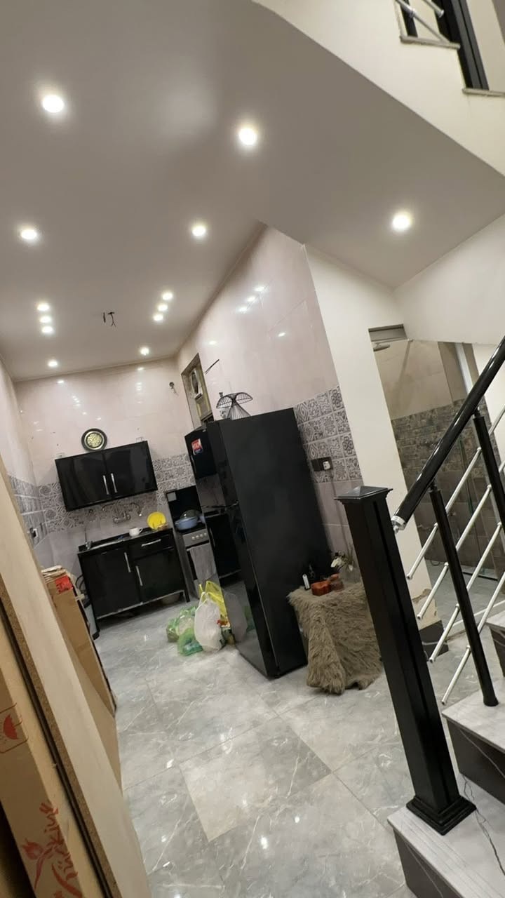 السلام عليكم 

بيت بمساحة 50 متر زراعي سند 25 بيت سعيد ، حي تونس ،قرب برج الاتصالات 
، موقع هادئ وبناء حديث، يتكون من ( ثلاث غرف نوم+ صالة + مطبخ + حمام عدد 2
البيت مرتب وجاهز للسكن، نقص واجهه فقط ،
تتوفر جميع الخدمات (ماء، كهرباء، صرف صحي ، فرع مقرنص)
مناسب للعوائل  أو للاستثمار.
السعر مناسب  130 مليون وقابل للتفاوض 

📞 للاستفسار اتصل  على
***********
