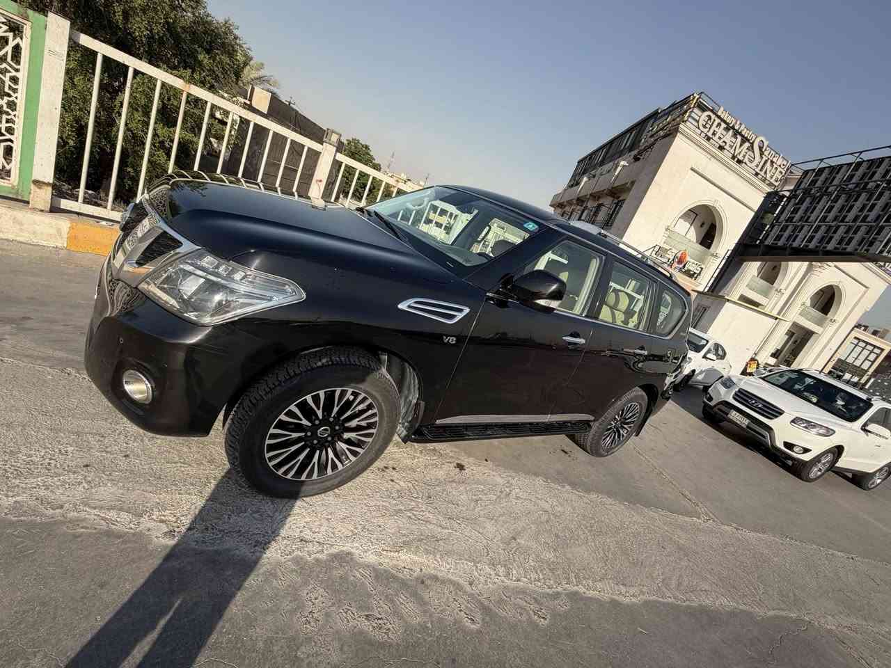 السلام عليكم
نيسان باترول 2010  خليجي فول مواصفات 

مكينه SE  8V(المرغوب مكينة صغيرة )
داخل بيجي جلد 
سلايت 
ويل 20 بلاد 
رقم بغداد الجديد /مميز 
السيارة بيهة صبغ باب السائق بدون دواخل ومرقف السونار 
السعر / ١٩٠ $ بيهة مجال بسيط 
مكان السيارة بغداد الدورة / البوعيثة 
هاتف / ***********
