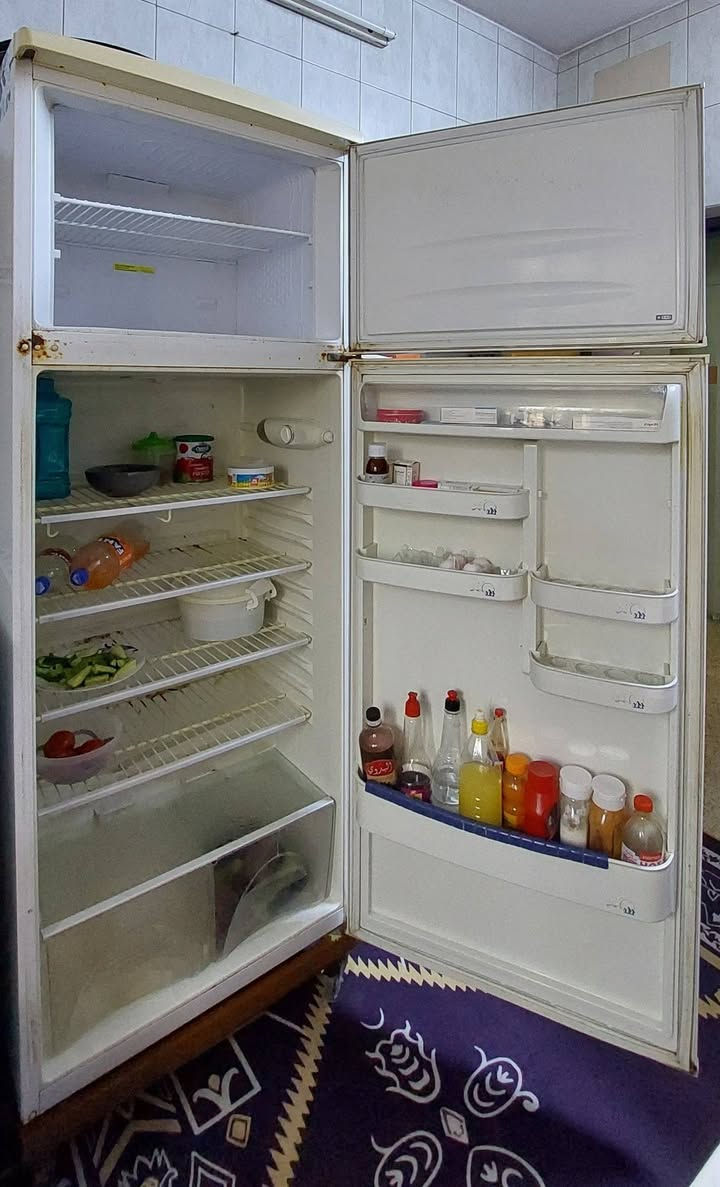 ثلاجة ارجليك تركي اصلي ١٦ قدم بحالة جيدة، فقط بحاجة الى ماطور (الماطور عاطل) .. الاستفسار على الرقم ***********
