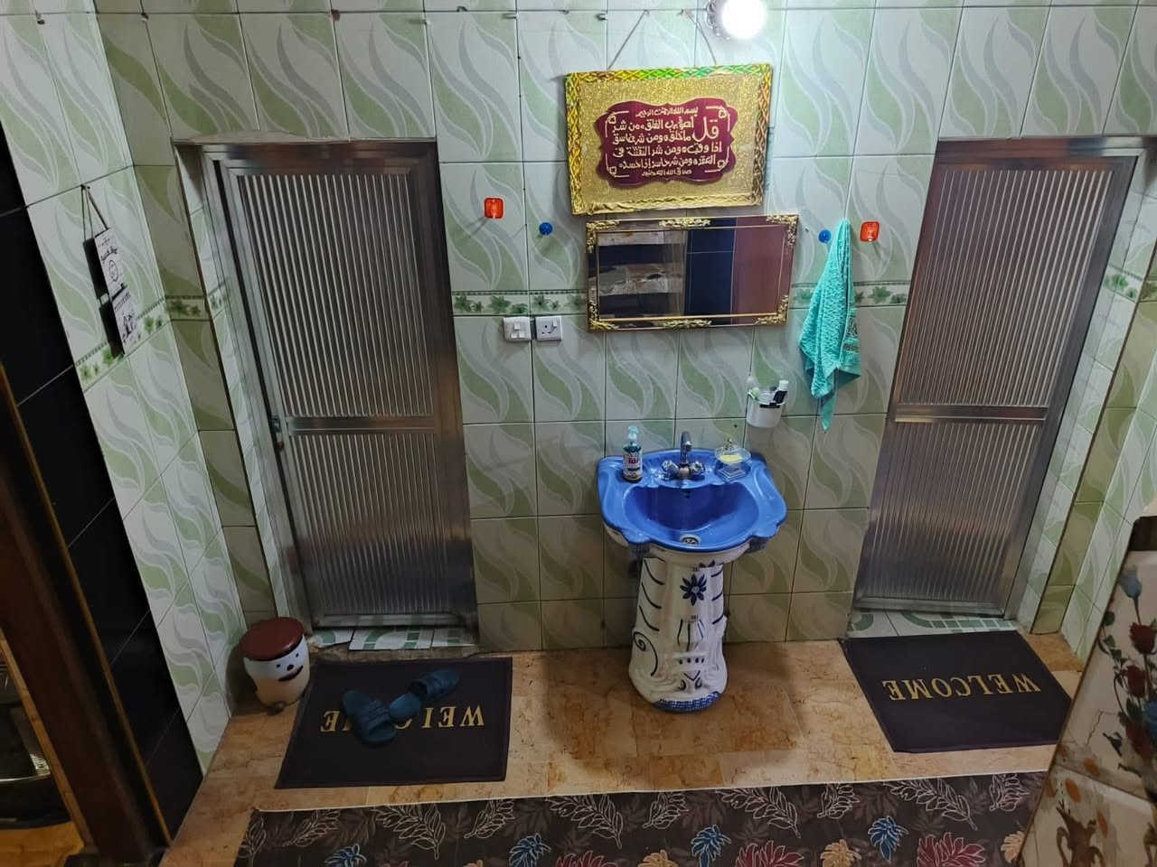 بيت للبيع ٢٢٠ متر واجهه ١١ ونزال ٢٠ طابقين بناء كلاسك 
كراج  يسع سيارتين مدخلين  استقبال ومطبخ وحولي 
وصحيات وغرفه وترك داير البيت 
طابق ثاني غرفتين وصحيات وسطحين 
البيت ركن على شارعين عرض شارع ١٠ متر 
الموقع الغزالية نهاية شارع الضغط 
للاستفسار 
***********
***********
***********
او زيارة مكتب المشجر للعقار مقابيل محطة الوقود
