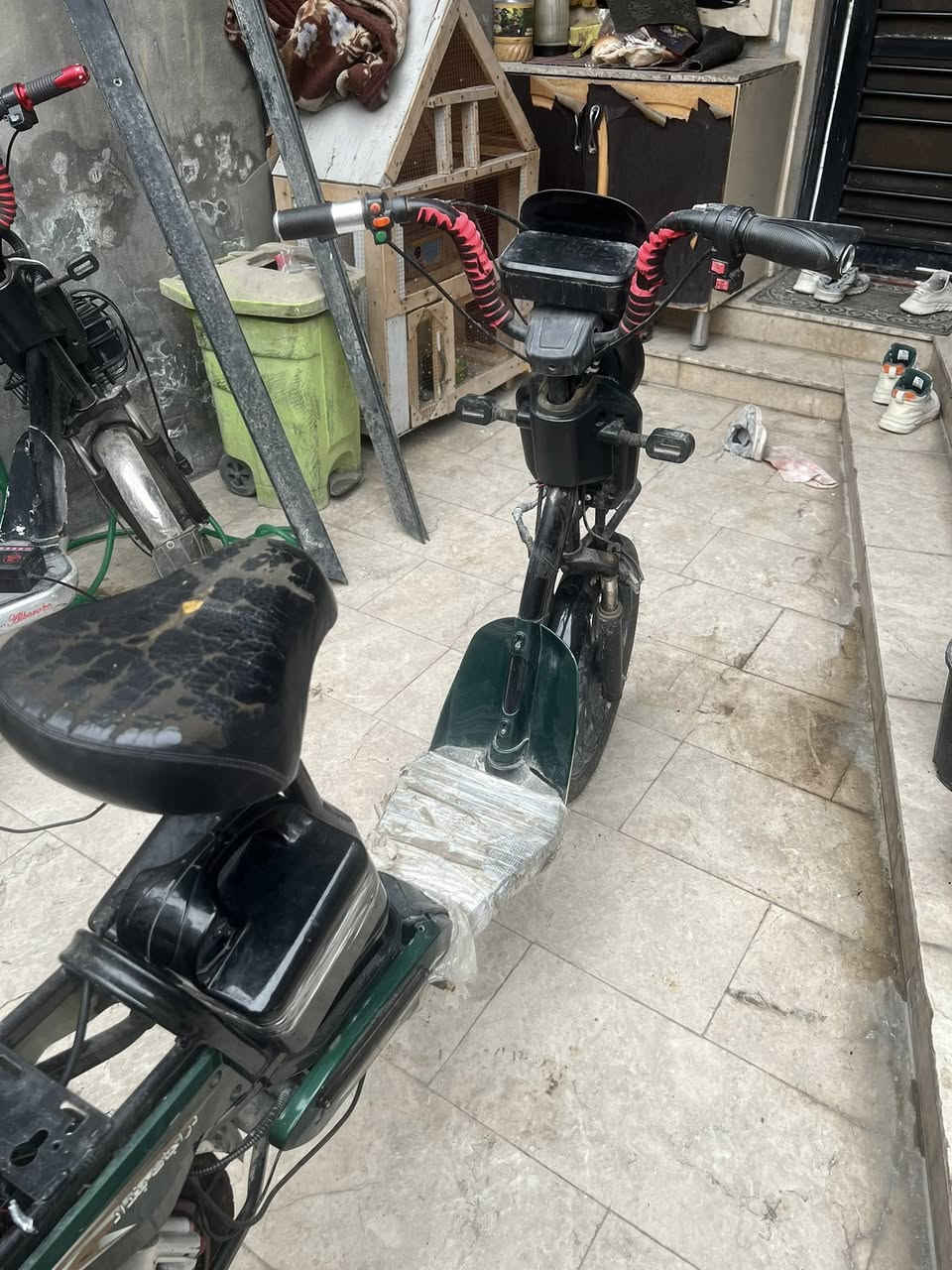 دراجه للبيع نوع الدراجه درجات بغداد دراجه بيه عطل بس عقل والبطاريه جيده و السله موجوده و القطعه الخلفيه  موجوده  السعر في الخاص *********** بغداد حي الجهاد
